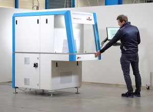 Servicetechniker bei Wartung eines Monolight Lasersystems vor Ort.